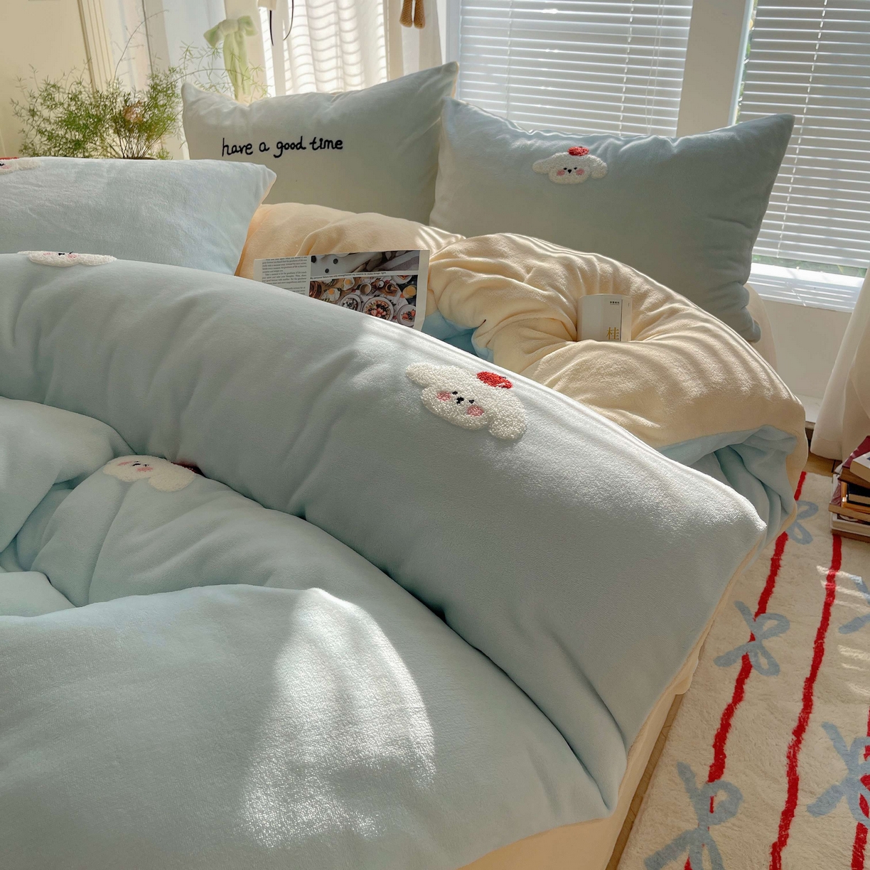 91家纺网 家纺一手货源 找家纺 顾里家纺 2025秋冬新款童趣毛巾绣印花牛奶绒四件套 苹果狗