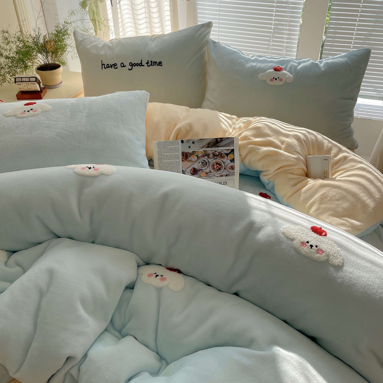 91家纺网 家纺一手货源 找家纺 顾里家纺 2025秋冬新款童趣毛巾绣印花牛奶绒四件套 苹果狗