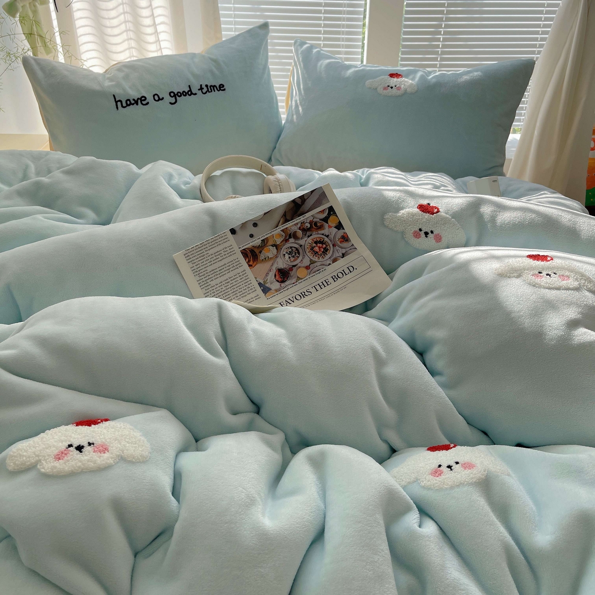 91家纺网 家纺一手货源 找家纺 顾里家纺 2025秋冬新款童趣毛巾绣印花牛奶绒四件套 苹果狗