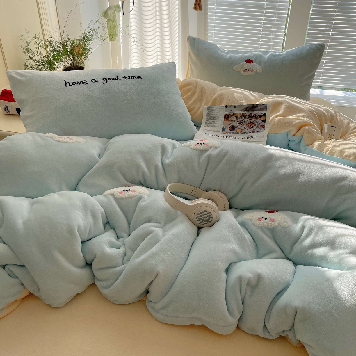 91家纺网 家纺一手货源 找家纺 顾里家纺 2025秋冬新款童趣毛巾绣印花牛奶绒四件套 苹果狗