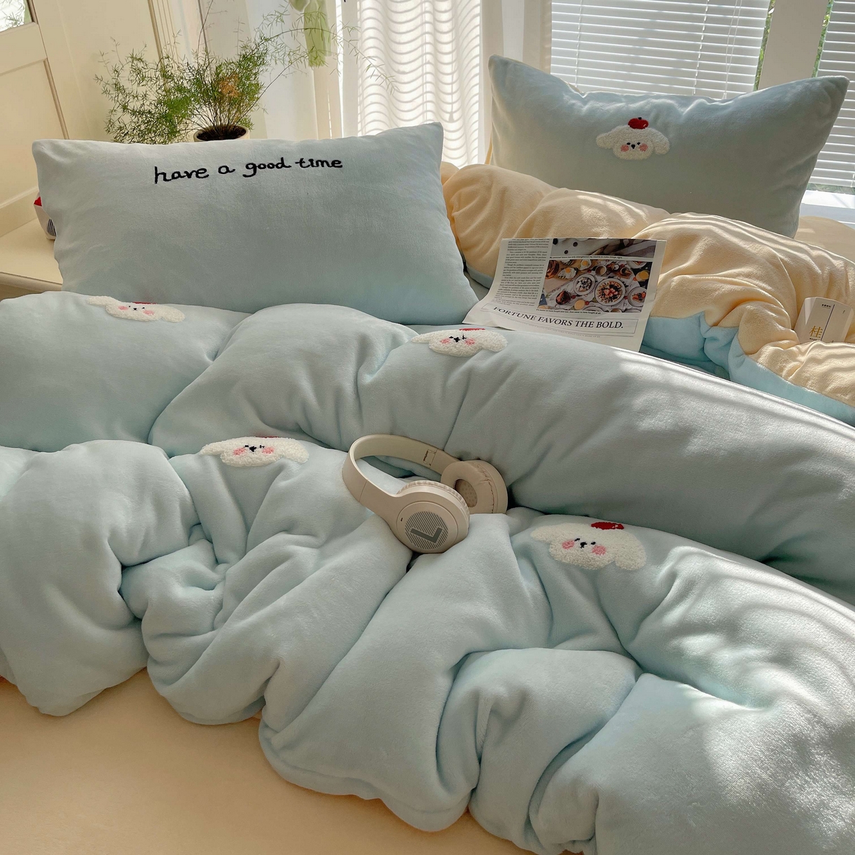 91家纺网 家纺一手货源 找家纺 顾里家纺 2025秋冬新款童趣毛巾绣印花牛奶绒四件套 苹果狗