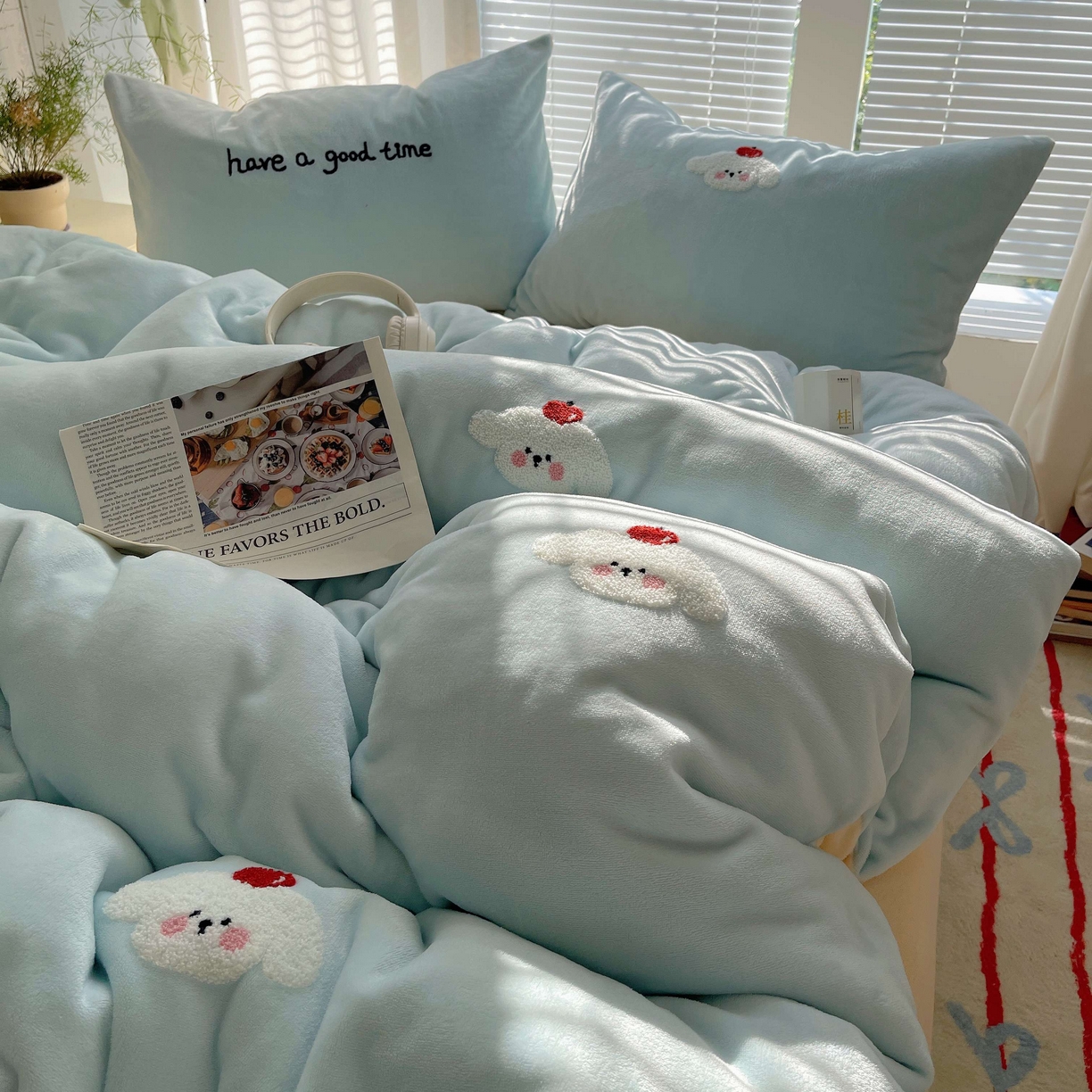 91家纺网 家纺一手货源 找家纺 顾里家纺 2025秋冬新款童趣毛巾绣印花牛奶绒四件套 苹果狗