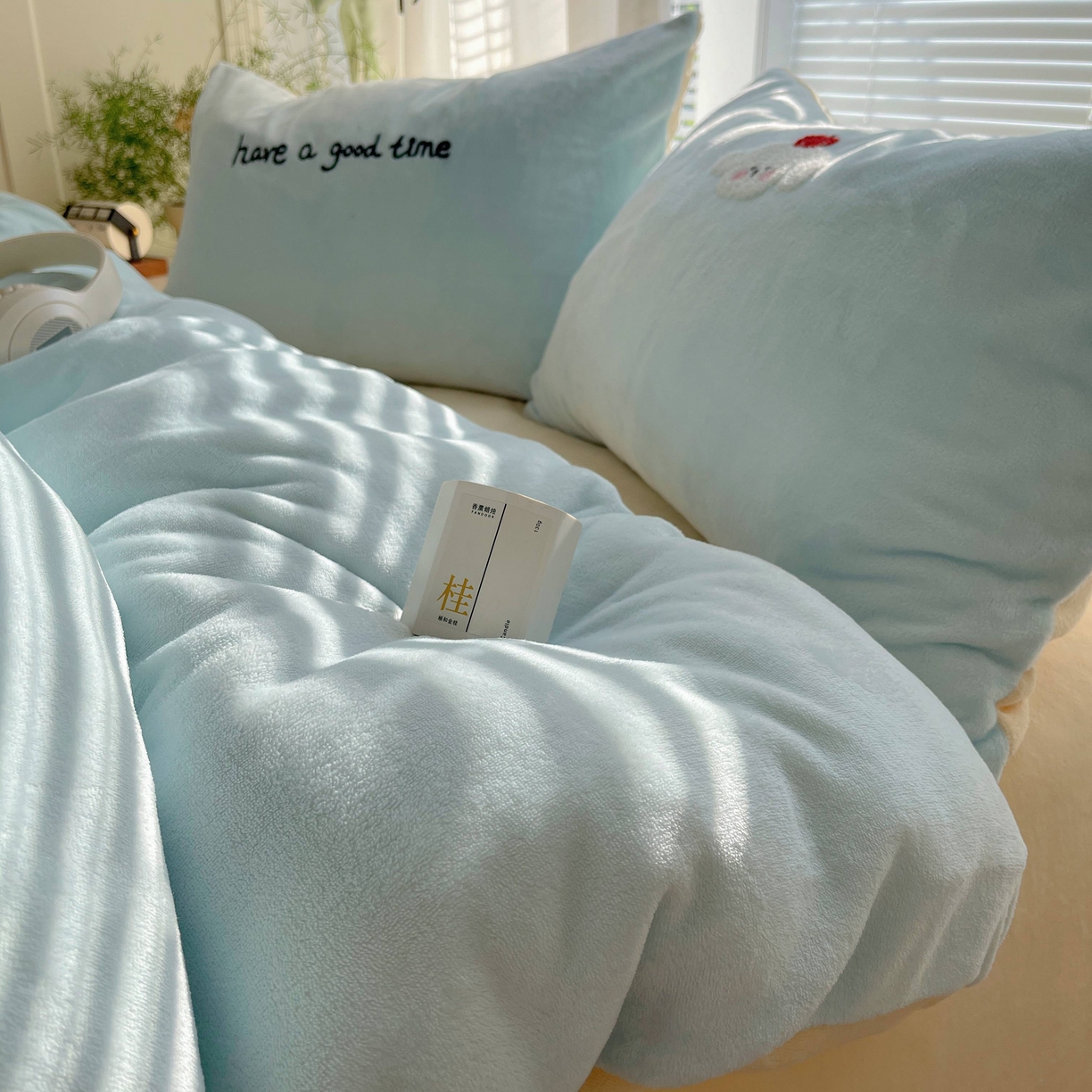 91家纺网 家纺一手货源 找家纺 顾里家纺 2025秋冬新款童趣毛巾绣印花牛奶绒四件套 苹果狗