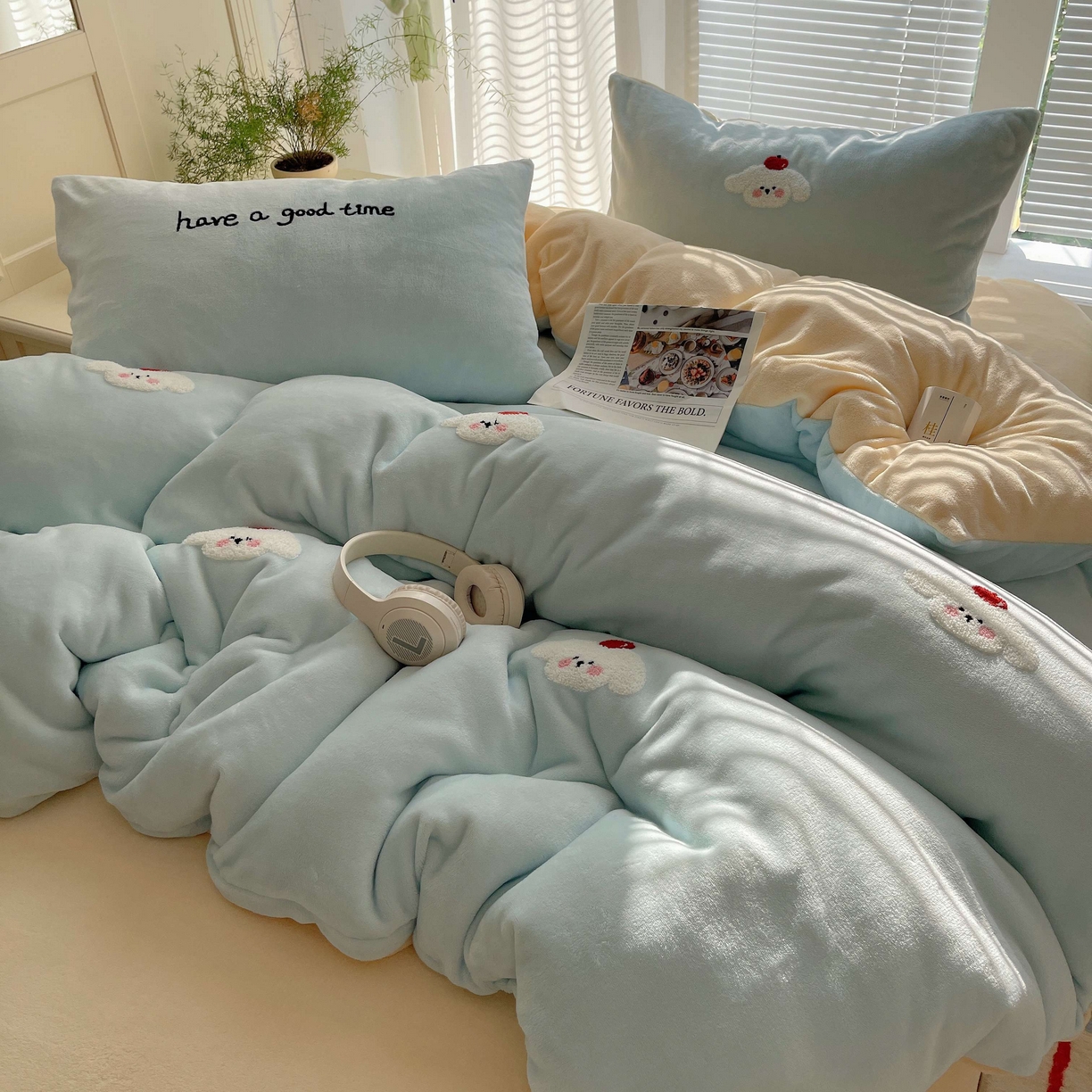 91家纺网 家纺一手货源 找家纺 顾里家纺 2025秋冬新款童趣毛巾绣印花牛奶绒四件套 苹果狗