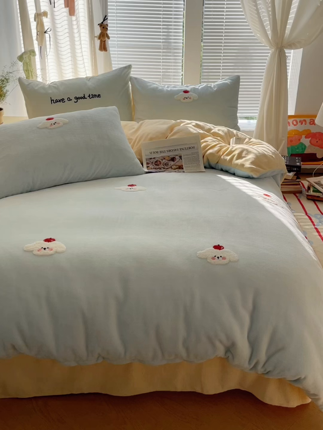 91家纺网 家纺一手货源 找家纺 顾里家纺 2025秋冬新款童趣毛巾绣印花牛奶绒四件套 苹果狗