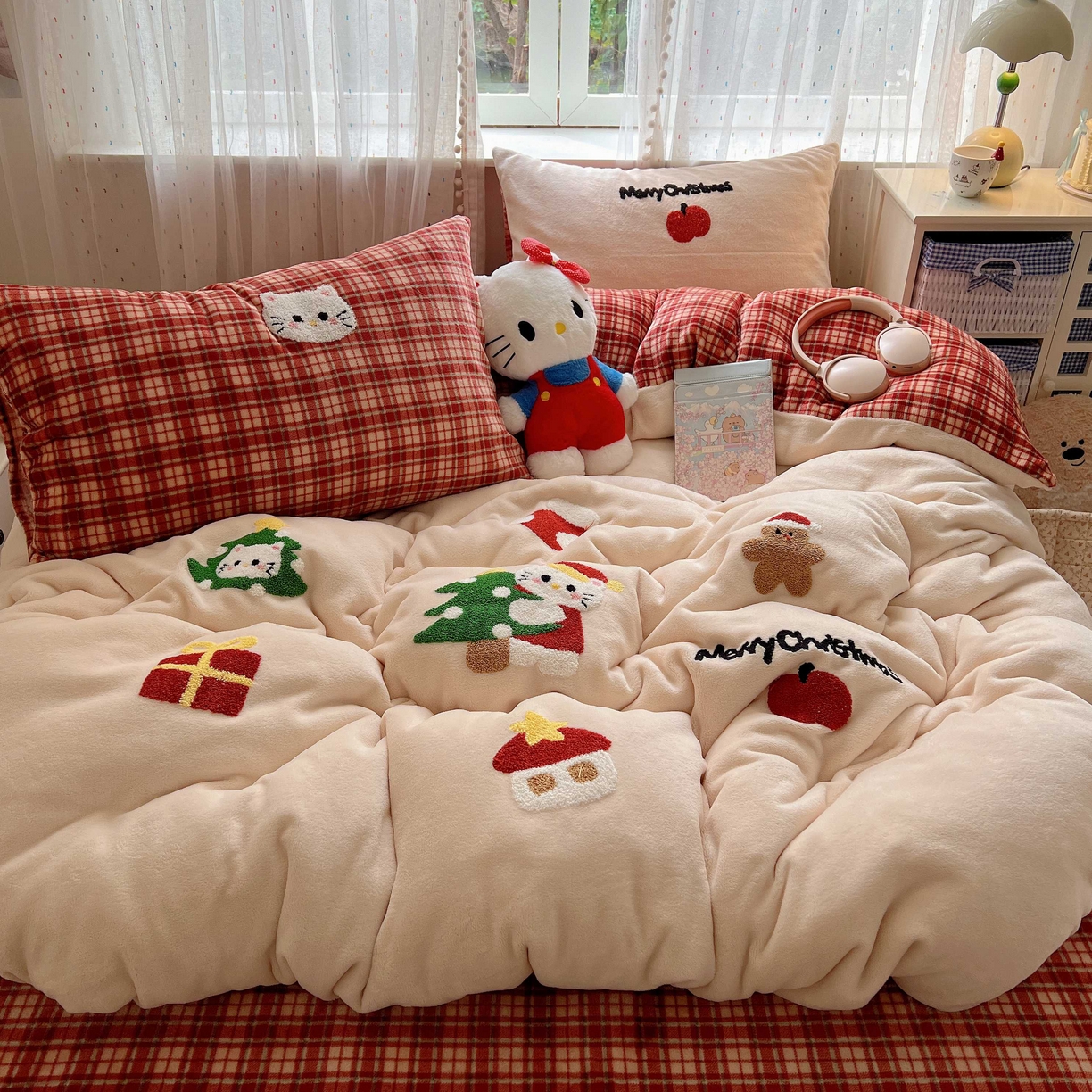 91家纺网 家纺一手货源 找家纺 顾里家纺 2025秋冬新款童趣毛巾绣印花牛奶绒四件套 圣诞猫咪