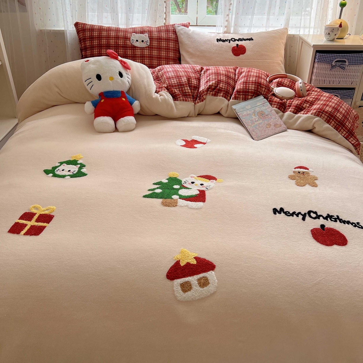 91家纺网 家纺一手货源 找家纺 顾里家纺 2025秋冬新款童趣毛巾绣印花牛奶绒四件套 圣诞猫咪