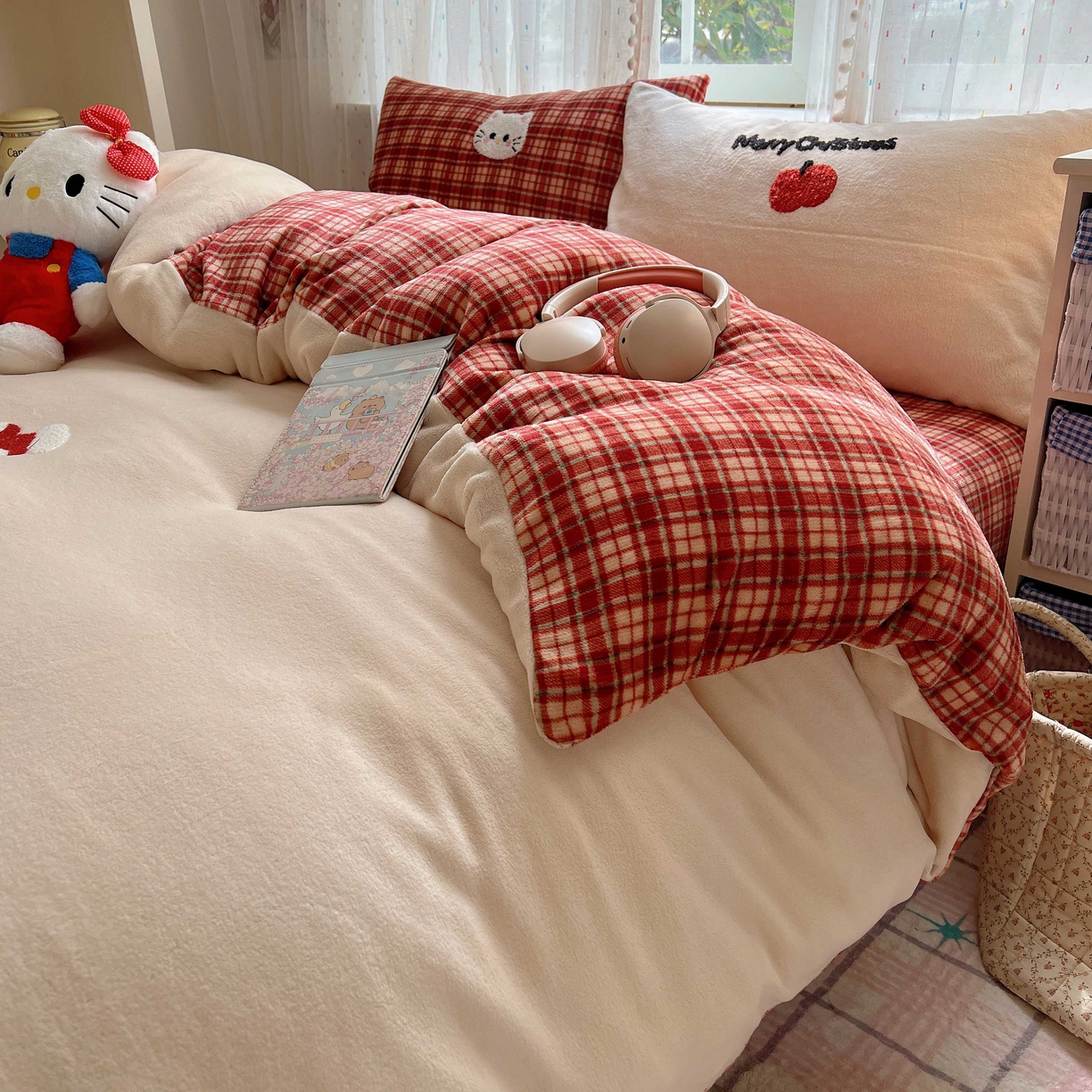 91家纺网 家纺一手货源 找家纺 顾里家纺 2025秋冬新款童趣毛巾绣印花牛奶绒四件套 圣诞猫咪