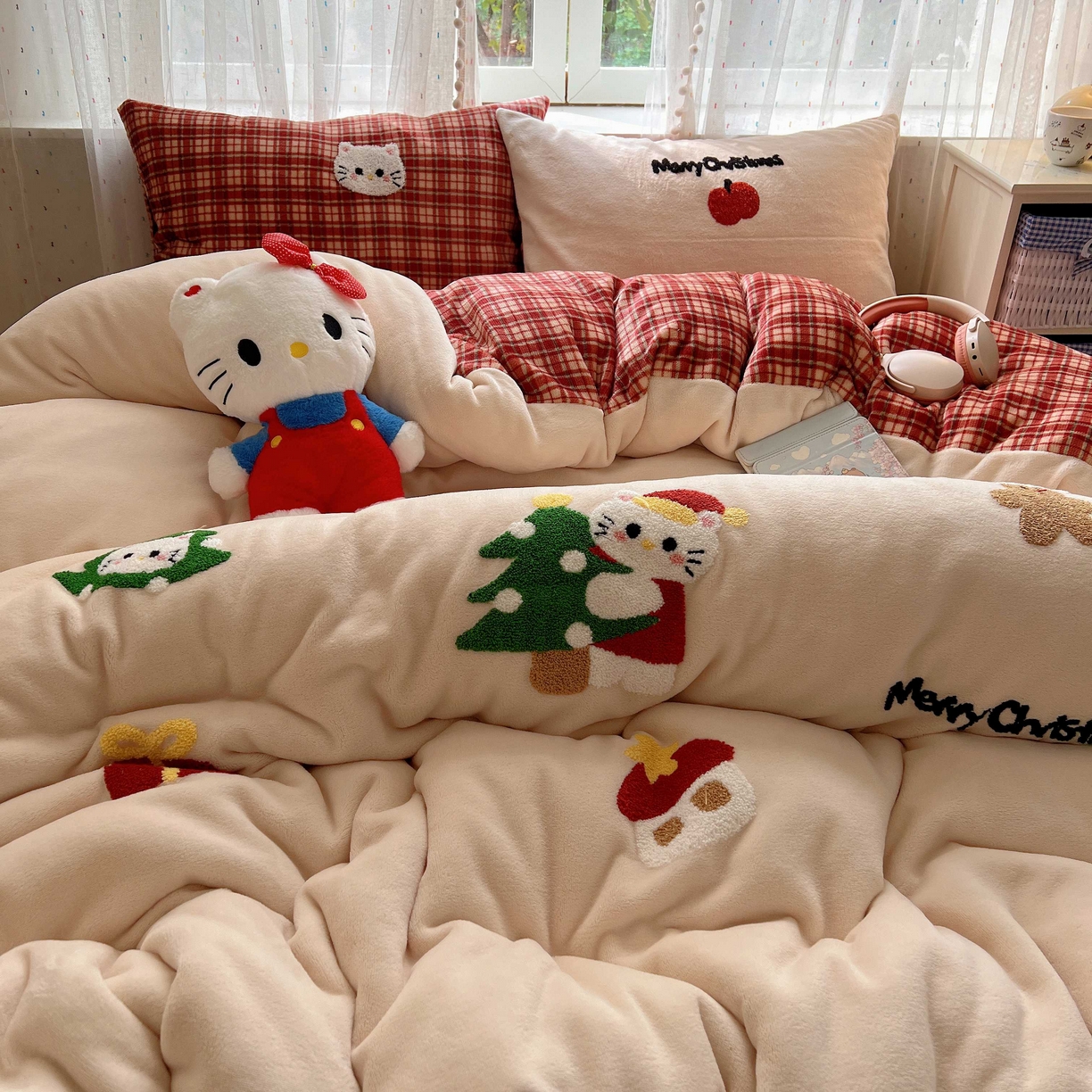 91家纺网 家纺一手货源 找家纺 顾里家纺 2025秋冬新款童趣毛巾绣印花牛奶绒四件套 圣诞猫咪