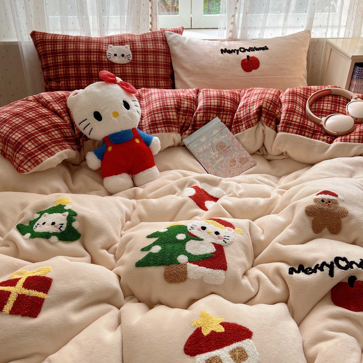 91家纺网 家纺一手货源 找家纺 顾里家纺 2025秋冬新款童趣毛巾绣印花牛奶绒四件套 圣诞猫咪