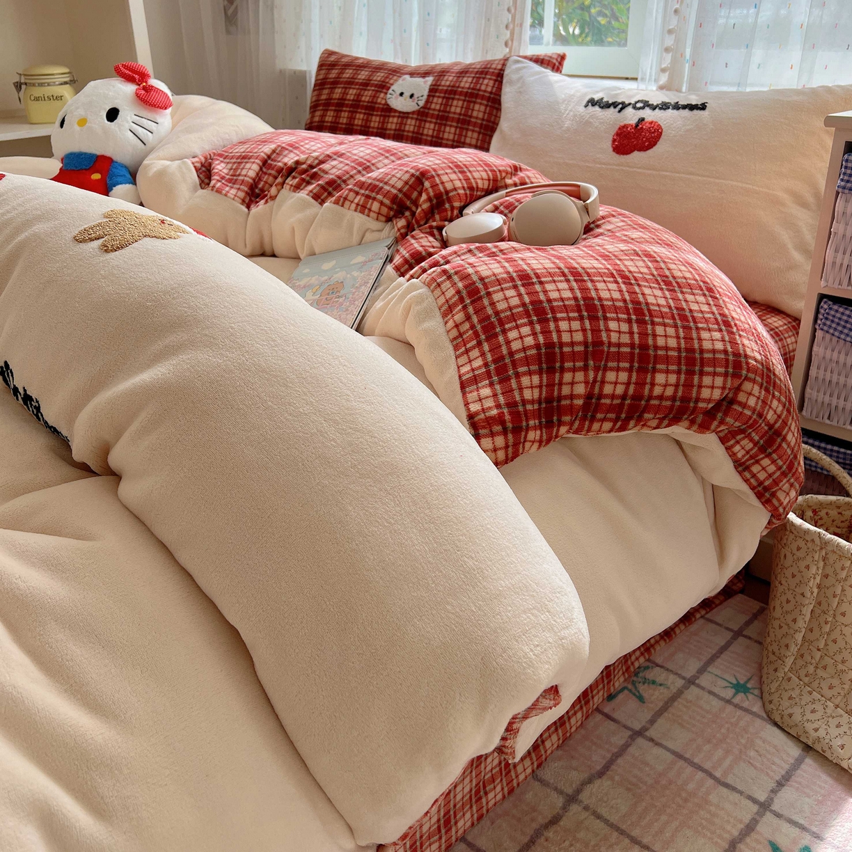 91家纺网 家纺一手货源 找家纺 顾里家纺 2025秋冬新款童趣毛巾绣印花牛奶绒四件套 圣诞猫咪