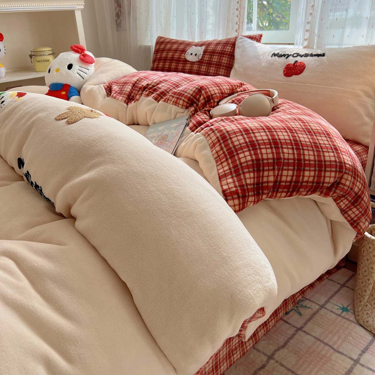 91家纺网 家纺一手货源 找家纺 顾里家纺 2025秋冬新款童趣毛巾绣印花牛奶绒四件套 圣诞猫咪