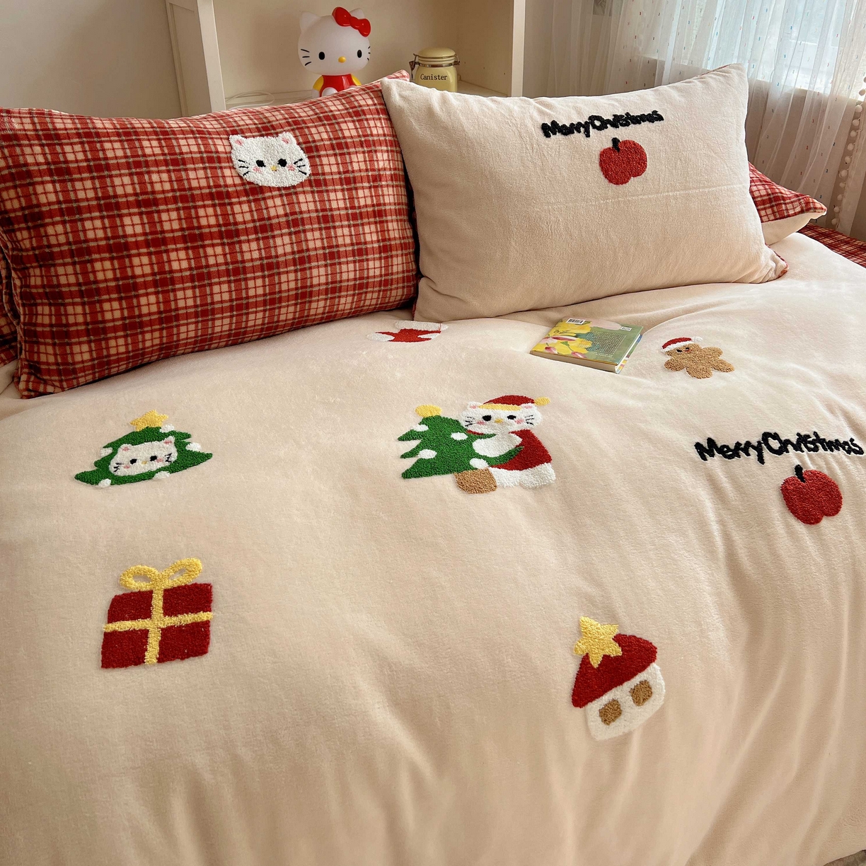 91家纺网 家纺一手货源 找家纺 顾里家纺 2025秋冬新款童趣毛巾绣印花牛奶绒四件套 圣诞猫咪