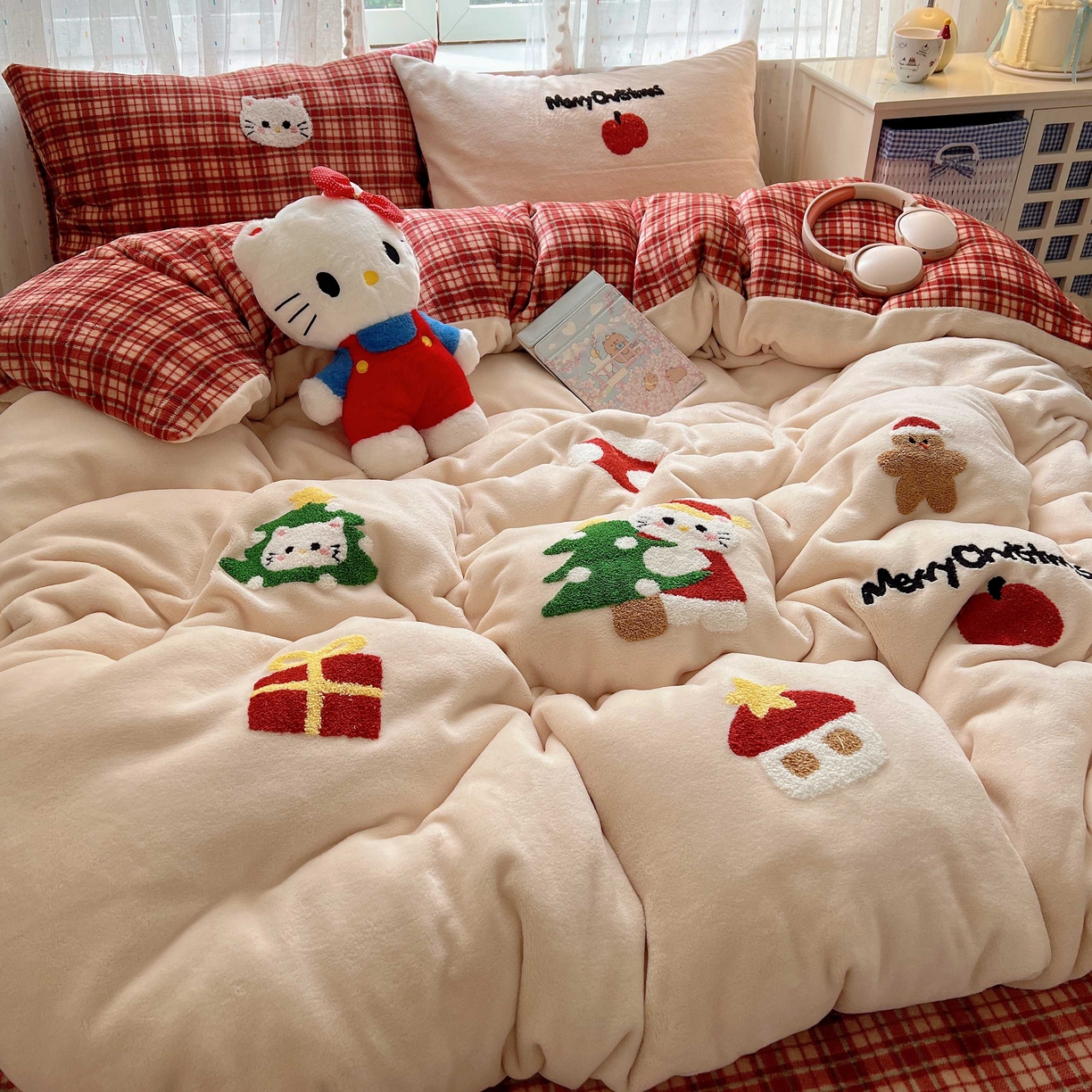 91家纺网 家纺一手货源 找家纺 顾里家纺 2025秋冬新款童趣毛巾绣印花牛奶绒四件套 圣诞猫咪