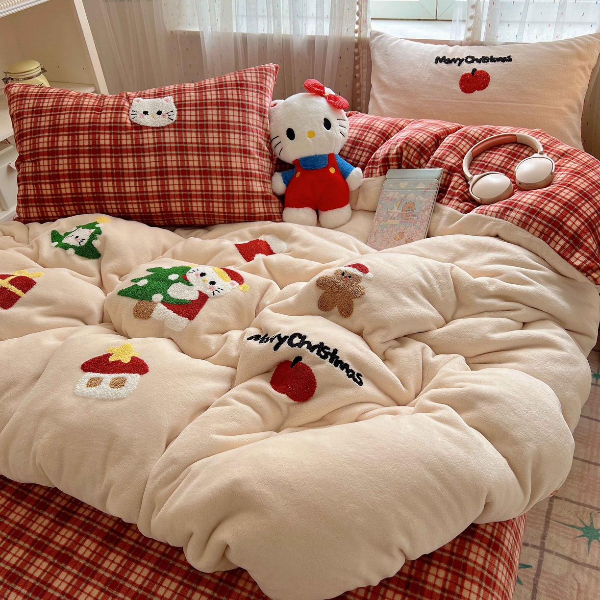 91家纺网 家纺一手货源 找家纺 顾里家纺 2025秋冬新款童趣毛巾绣印花牛奶绒四件套 圣诞猫咪