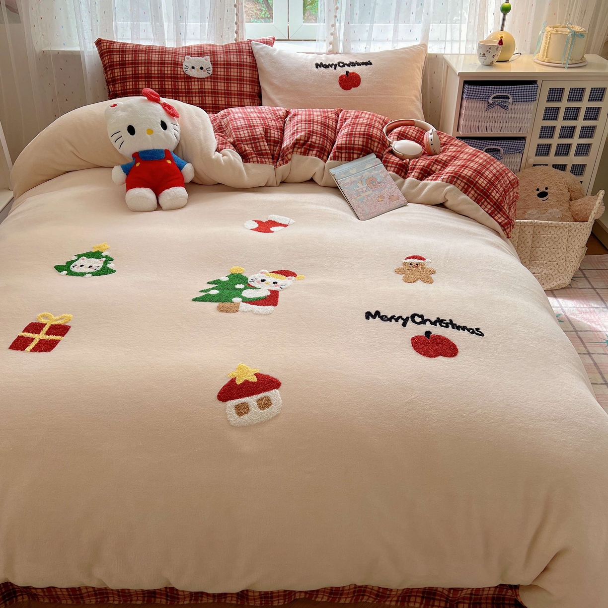 91家纺网 家纺一手货源 找家纺 顾里家纺 2025秋冬新款童趣毛巾绣印花牛奶绒四件套 圣诞猫咪