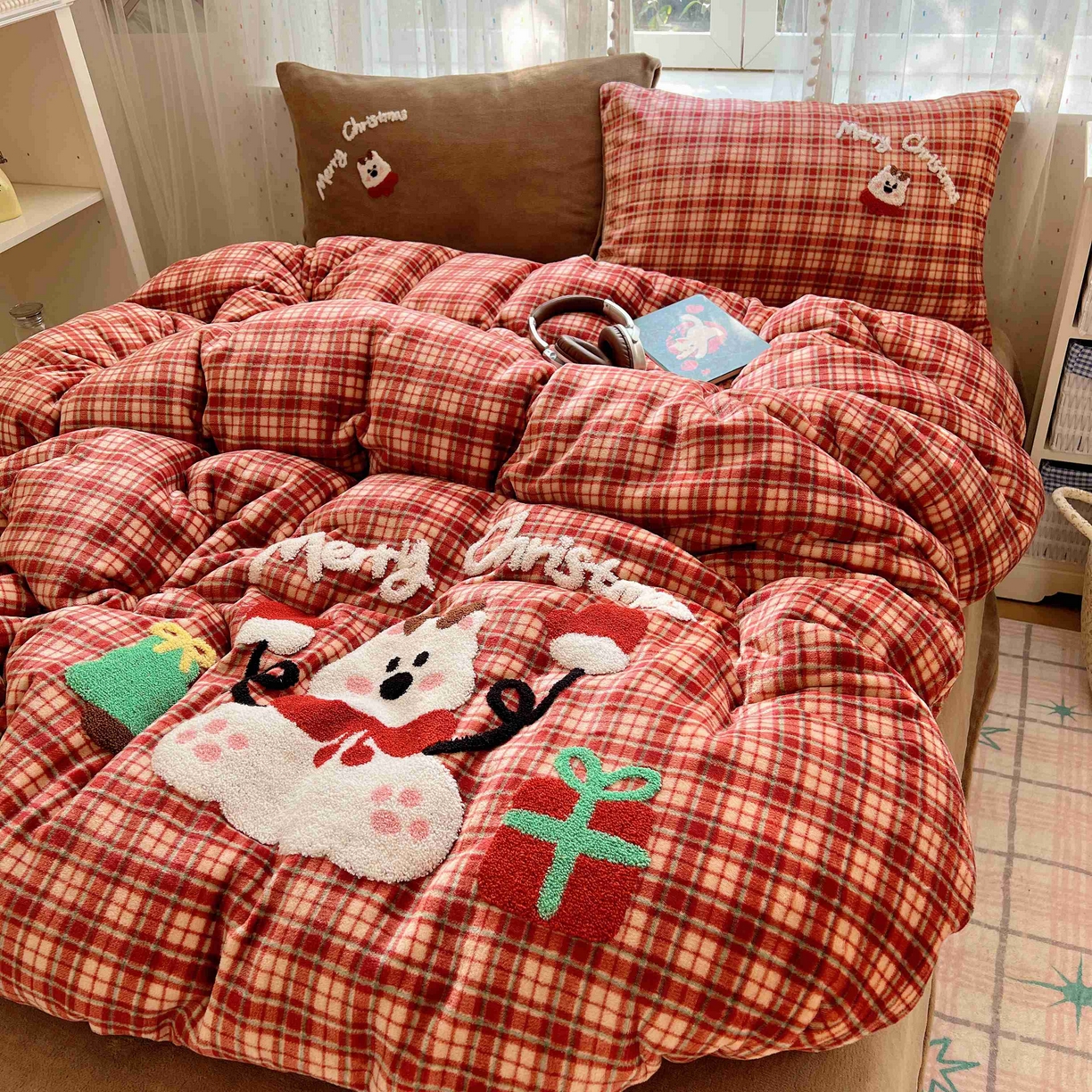 91家纺网 家纺一手货源 找家纺 顾里家纺 2025秋冬新款童趣毛巾绣印花牛奶绒四件套 圣诞麋鹿