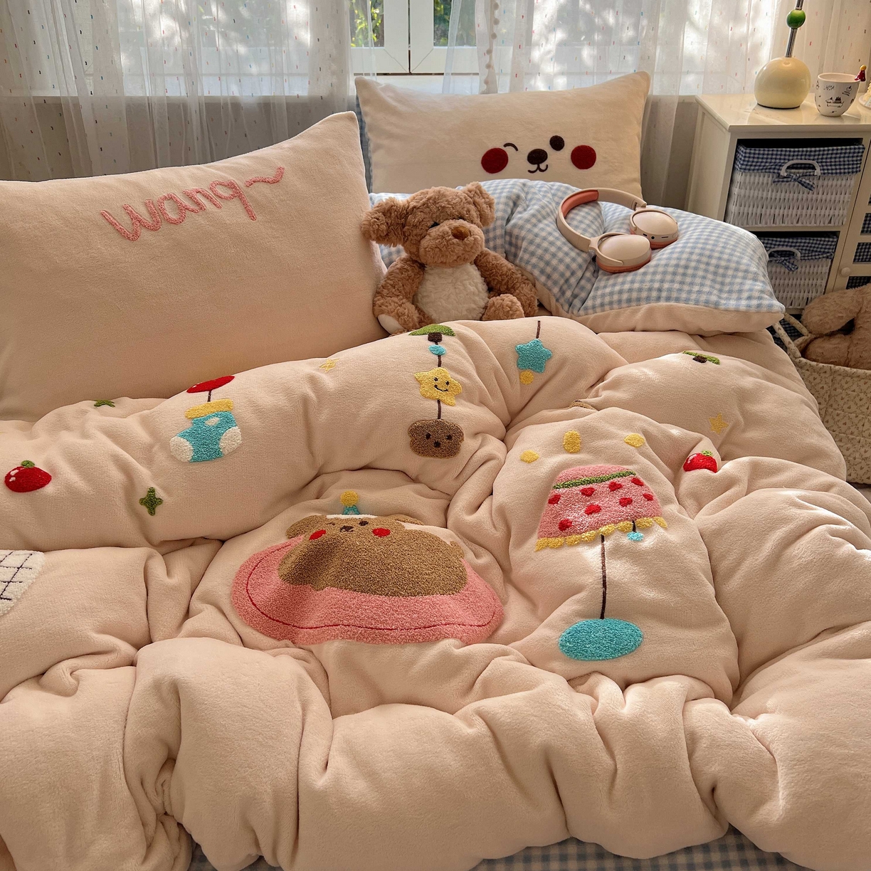 91家纺网 家纺一手货源 找家纺 顾里家纺 2025秋冬新款童趣毛巾绣印花牛奶绒四件套 圣诞沙发狗