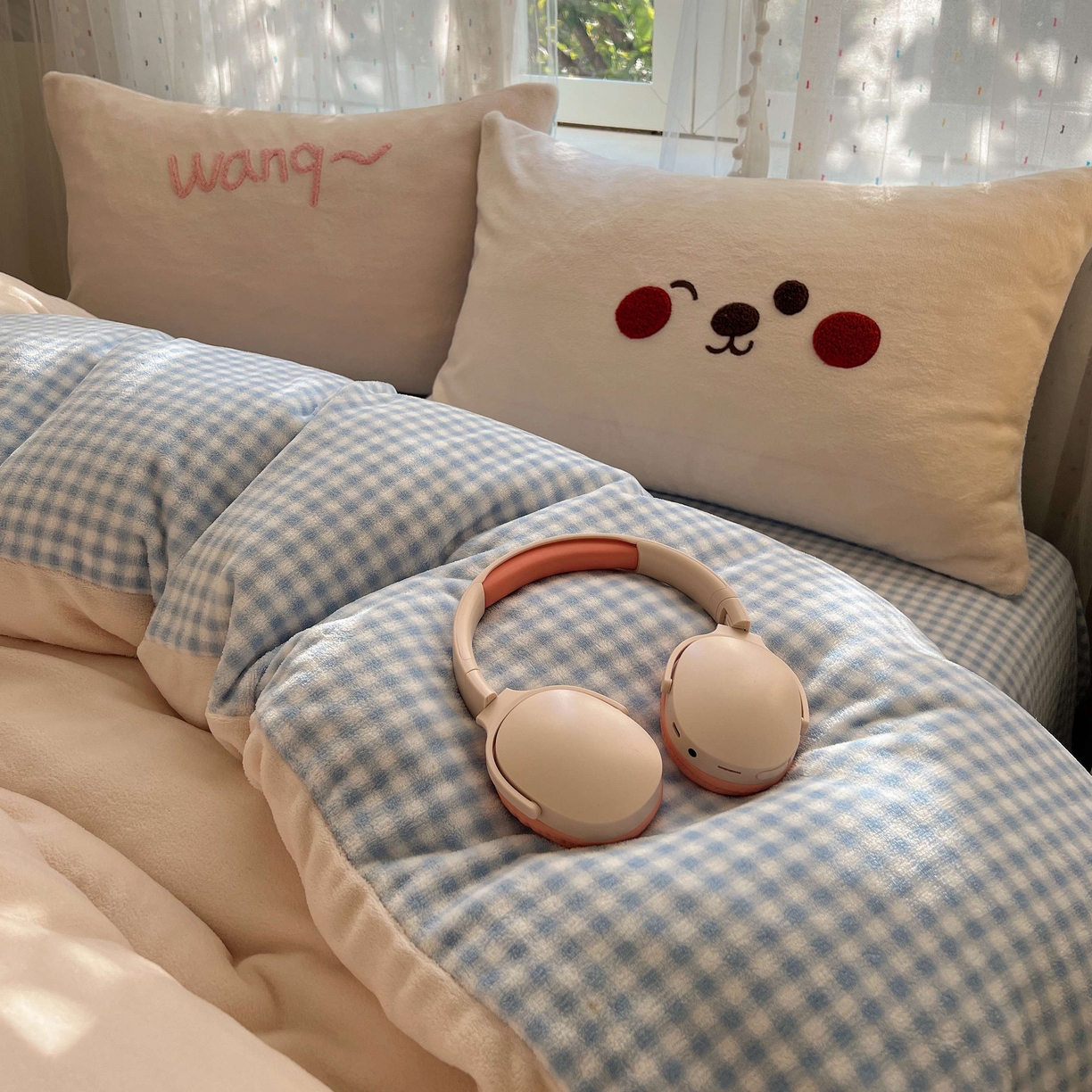 91家纺网 家纺一手货源 找家纺 顾里家纺 2025秋冬新款童趣毛巾绣印花牛奶绒四件套 圣诞沙发狗