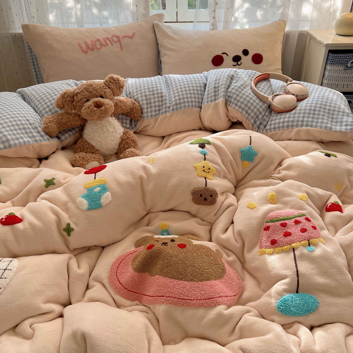 91家纺网 家纺一手货源 找家纺 顾里家纺 2025秋冬新款童趣毛巾绣印花牛奶绒四件套 圣诞沙发狗