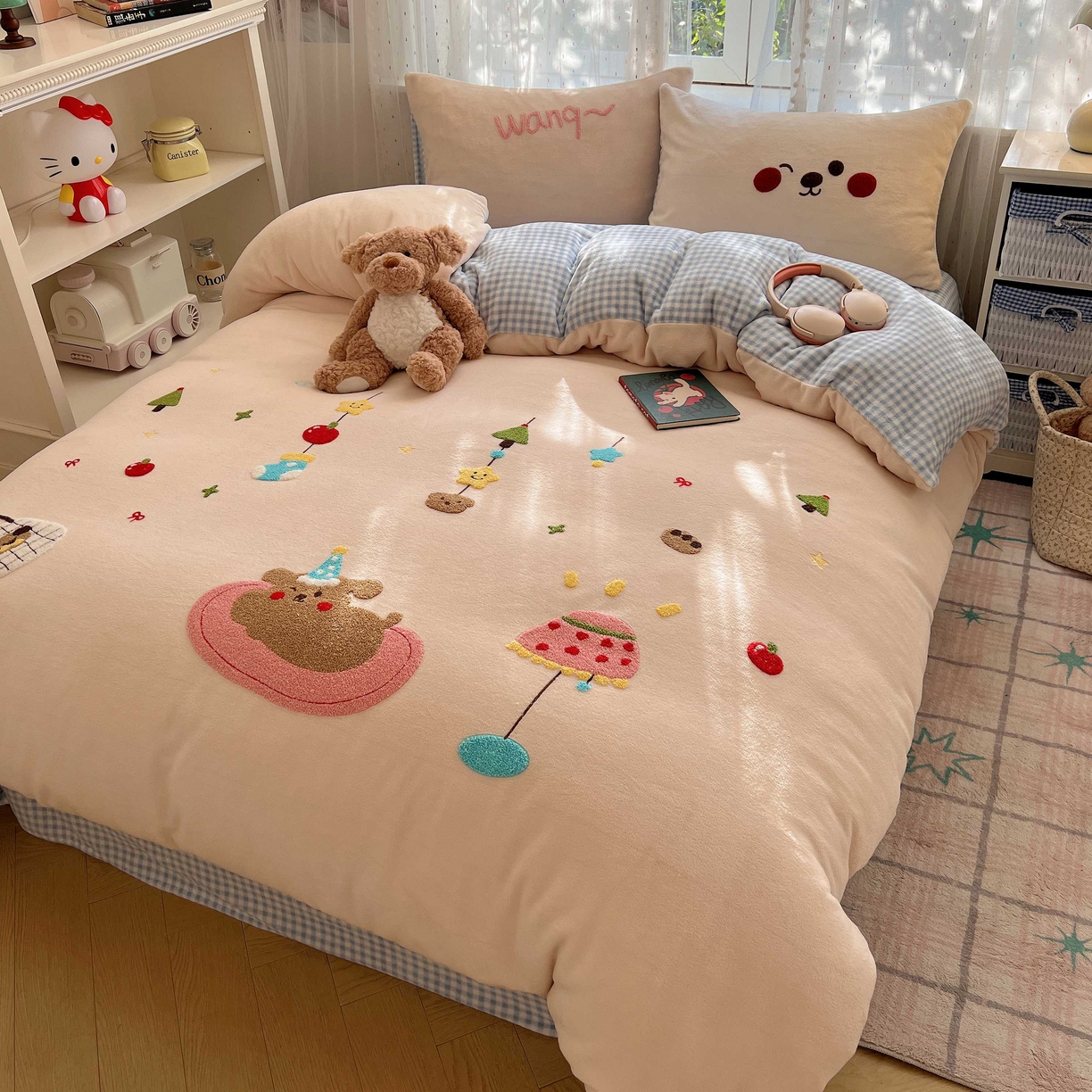 91家纺网 家纺一手货源 找家纺 顾里家纺 2025秋冬新款童趣毛巾绣印花牛奶绒四件套 圣诞沙发狗