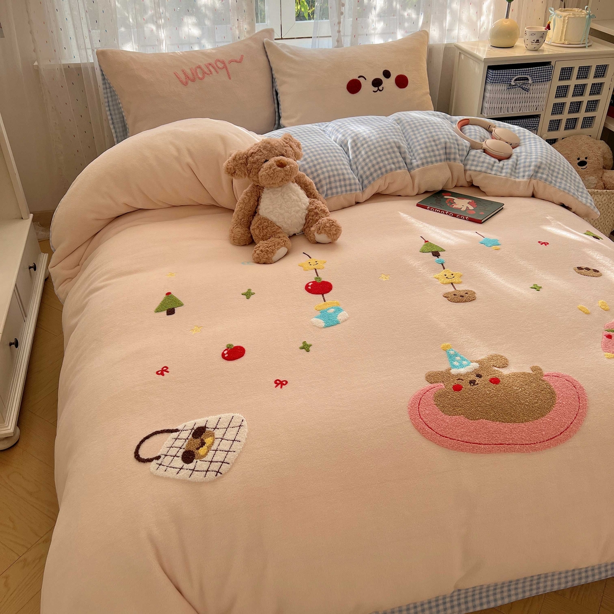 91家纺网 家纺一手货源 找家纺 顾里家纺 2025秋冬新款童趣毛巾绣印花牛奶绒四件套 圣诞沙发狗