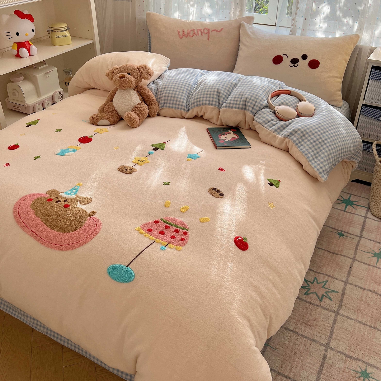 91家纺网 家纺一手货源 找家纺 顾里家纺 2025秋冬新款童趣毛巾绣印花牛奶绒四件套 圣诞沙发狗