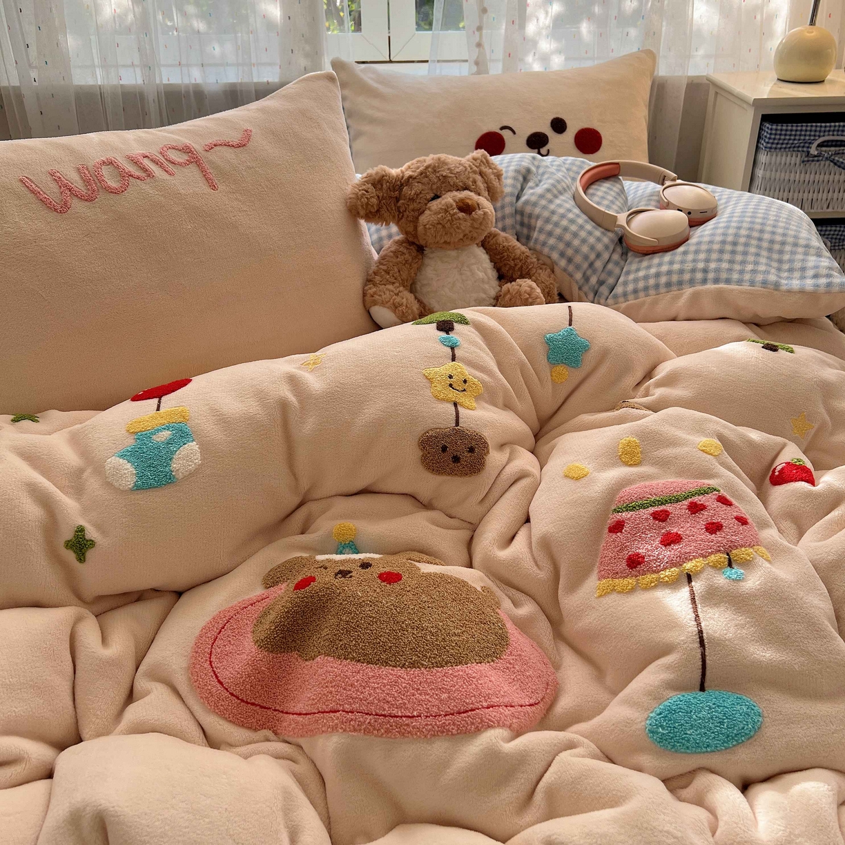 91家纺网 家纺一手货源 找家纺 顾里家纺 2025秋冬新款童趣毛巾绣印花牛奶绒四件套 圣诞沙发狗