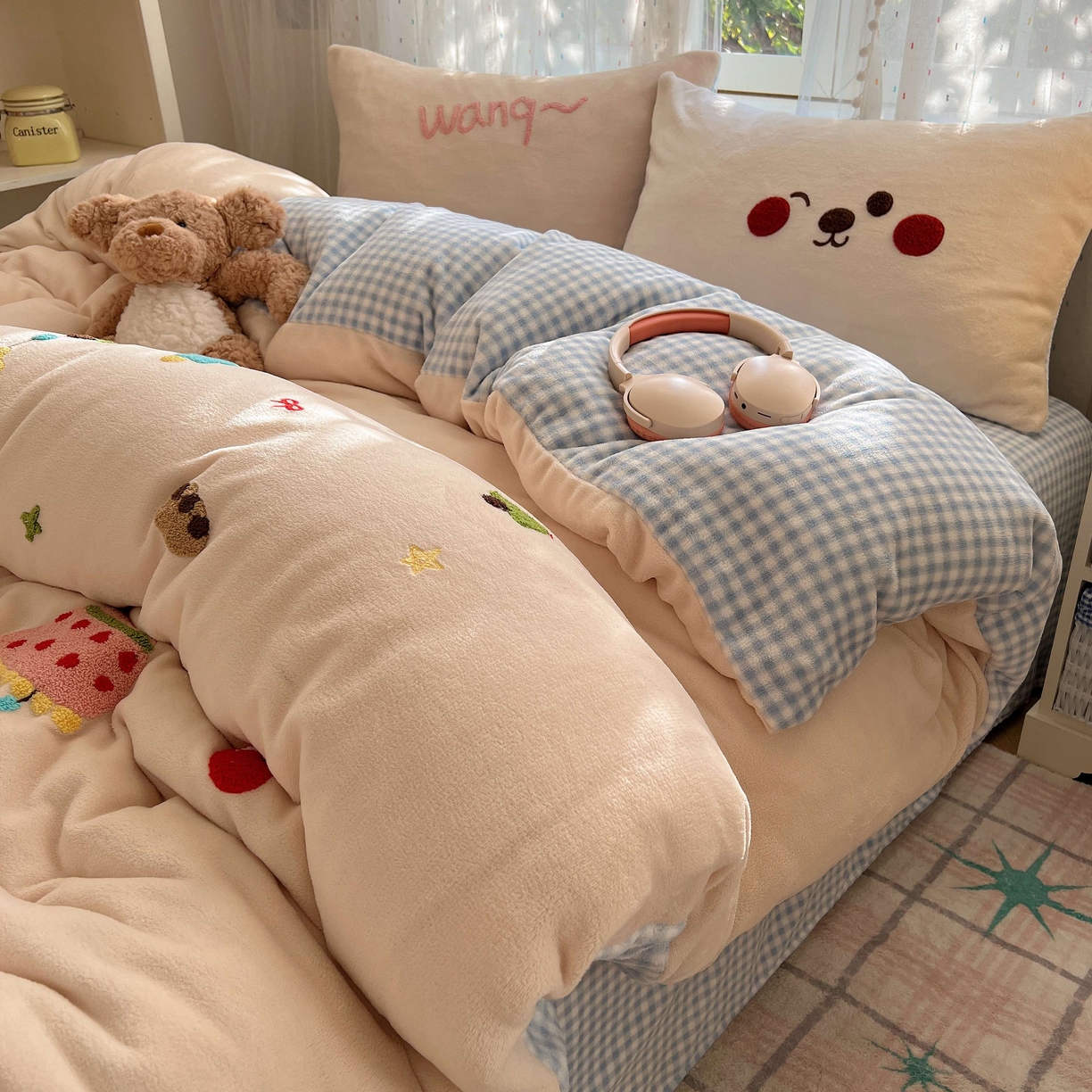 91家纺网 家纺一手货源 找家纺 顾里家纺 2025秋冬新款童趣毛巾绣印花牛奶绒四件套 圣诞沙发狗