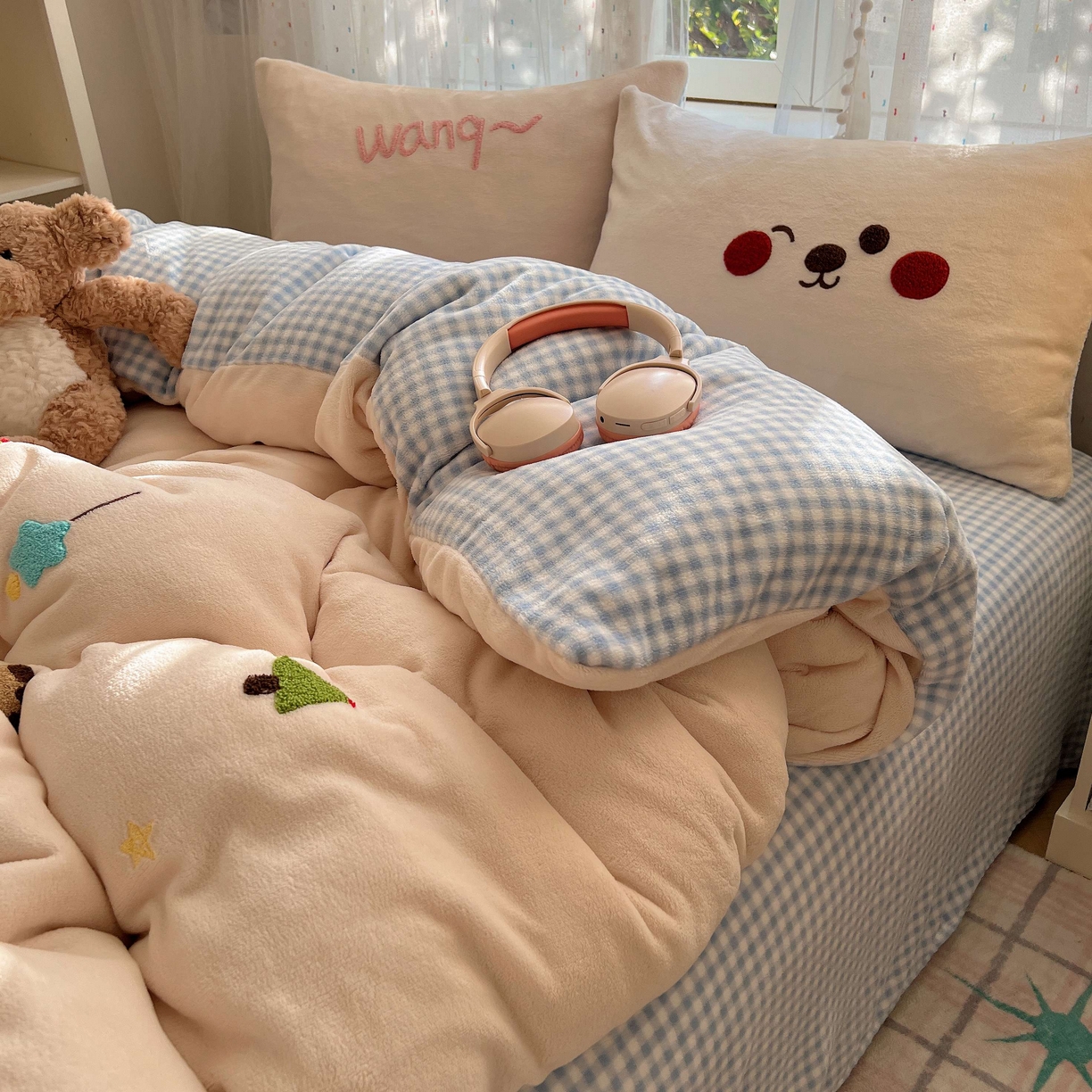 91家纺网 家纺一手货源 找家纺 顾里家纺 2025秋冬新款童趣毛巾绣印花牛奶绒四件套 圣诞沙发狗