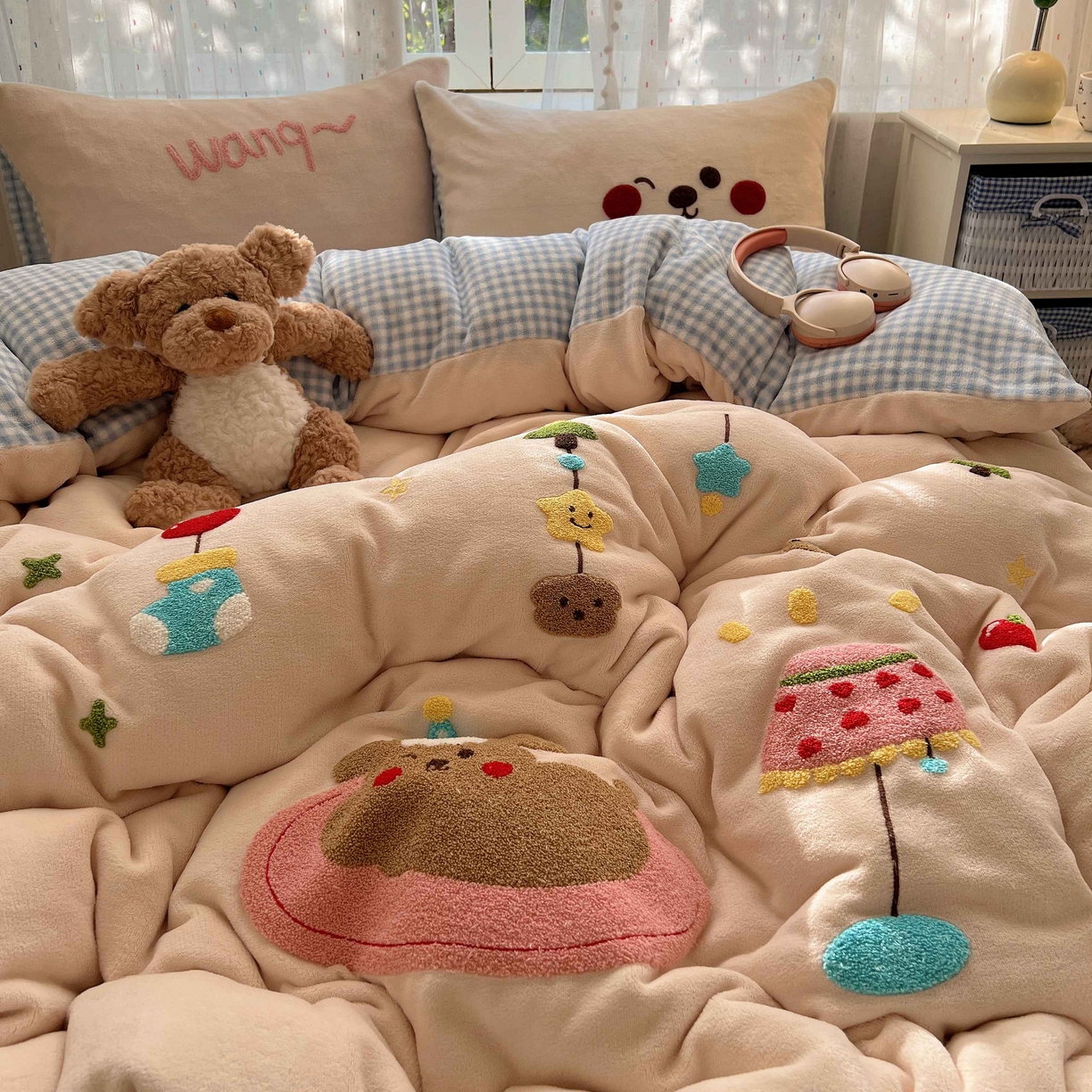 91家纺网 家纺一手货源 找家纺 顾里家纺 2025秋冬新款童趣毛巾绣印花牛奶绒四件套 圣诞沙发狗