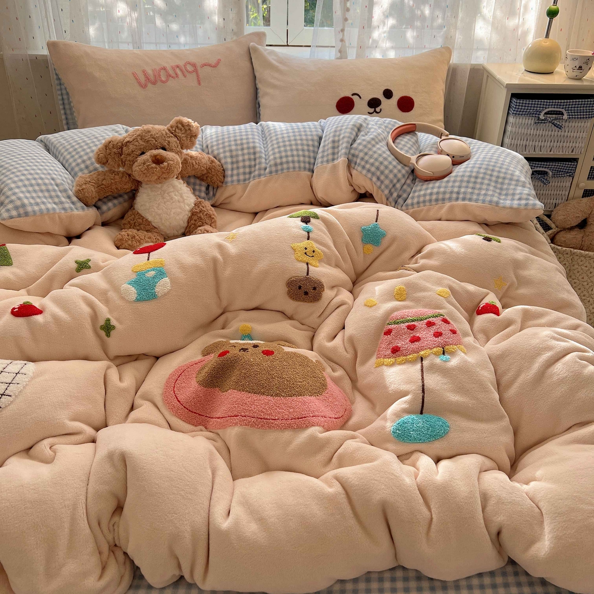 91家纺网 家纺一手货源 找家纺 顾里家纺 2025秋冬新款童趣毛巾绣印花牛奶绒四件套 圣诞沙发狗