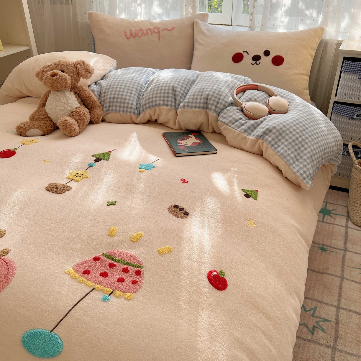 91家纺网 家纺一手货源 找家纺 顾里家纺 2025秋冬新款童趣毛巾绣印花牛奶绒四件套 圣诞沙发狗