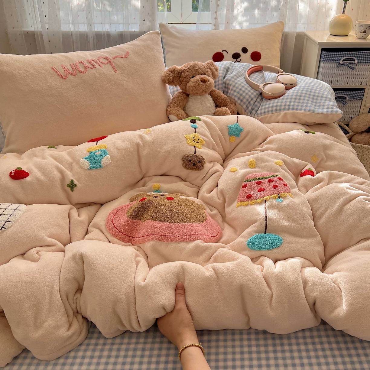 91家纺网 家纺一手货源 找家纺 顾里家纺 2025秋冬新款童趣毛巾绣印花牛奶绒四件套 圣诞沙发狗