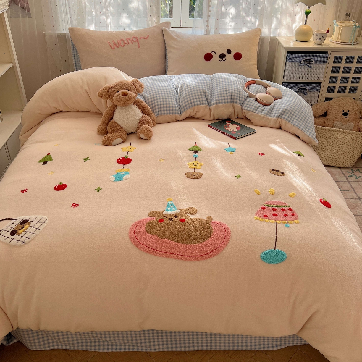 91家纺网 家纺一手货源 找家纺 顾里家纺 2025秋冬新款童趣毛巾绣印花牛奶绒四件套 圣诞沙发狗