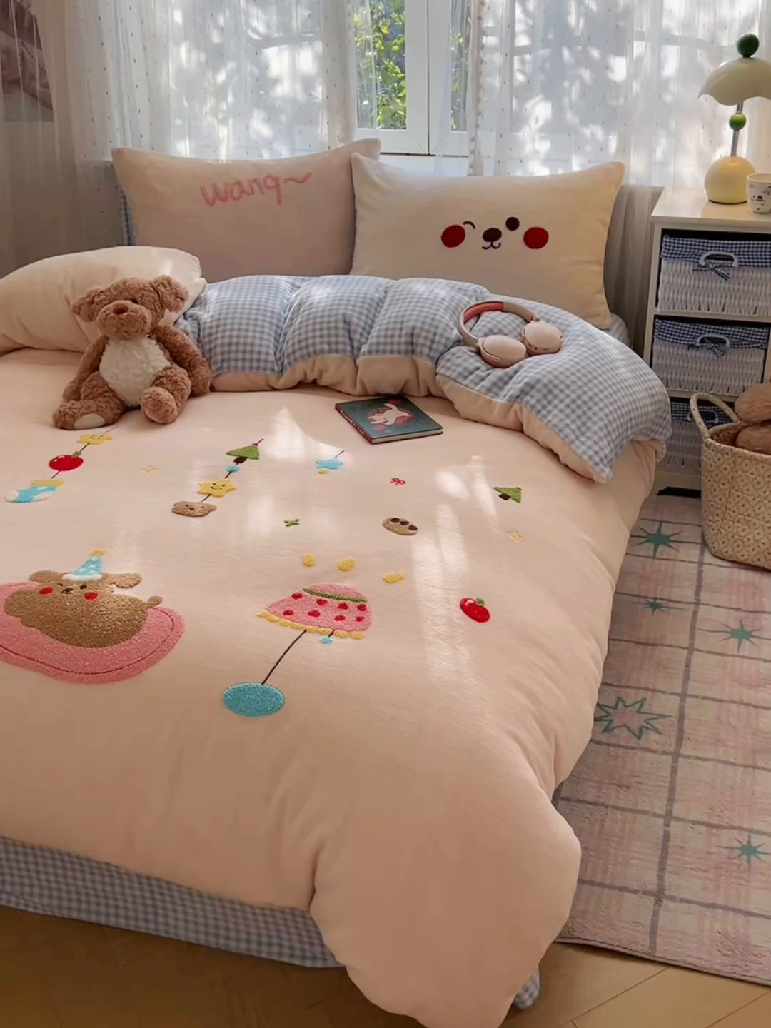 91家纺网 家纺一手货源 找家纺 顾里家纺 2025秋冬新款童趣毛巾绣印花牛奶绒四件套 圣诞沙发狗