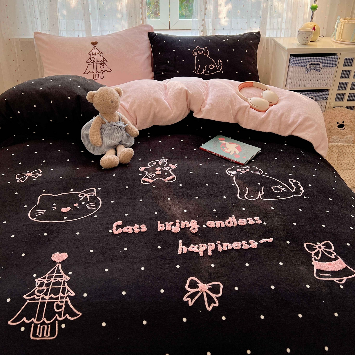 91家纺网 家纺一手货源 找家纺 顾里家纺 2025秋冬新款童趣毛巾绣印花牛奶绒四件套 圣诞树喵