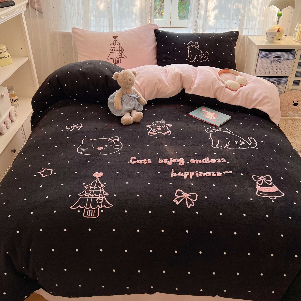 91家纺网 家纺一手货源 找家纺 顾里家纺 2025秋冬新款童趣毛巾绣印花牛奶绒四件套 圣诞树喵