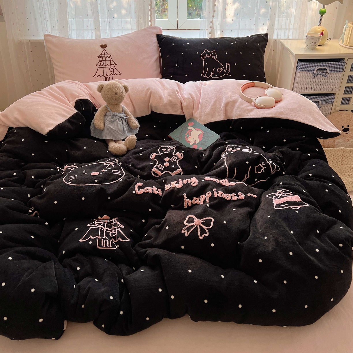 91家纺网 家纺一手货源 找家纺 顾里家纺 2025秋冬新款童趣毛巾绣印花牛奶绒四件套 圣诞树喵