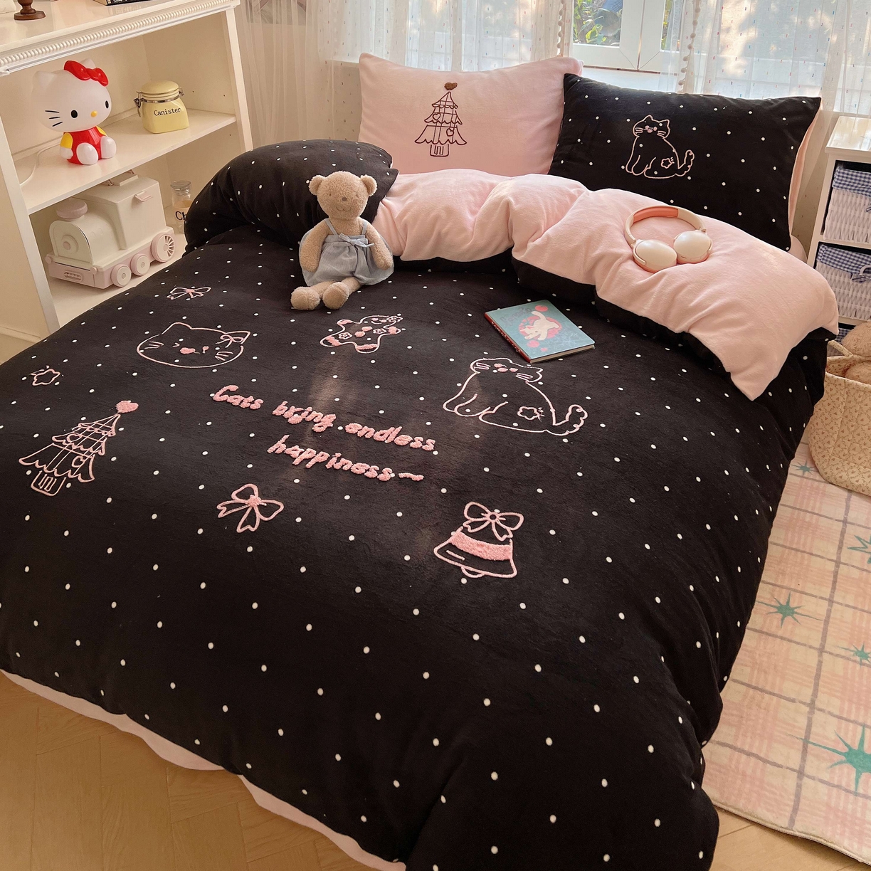 91家纺网 家纺一手货源 找家纺 顾里家纺 2025秋冬新款童趣毛巾绣印花牛奶绒四件套 圣诞树喵