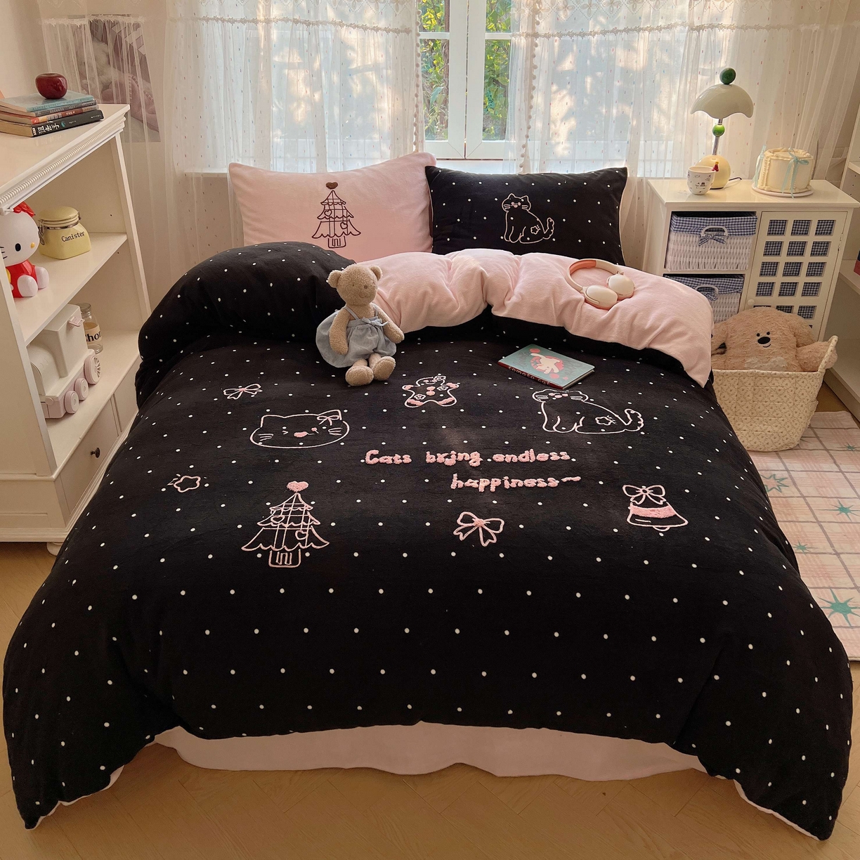 91家纺网 家纺一手货源 找家纺 顾里家纺 2025秋冬新款童趣毛巾绣印花牛奶绒四件套 圣诞树喵