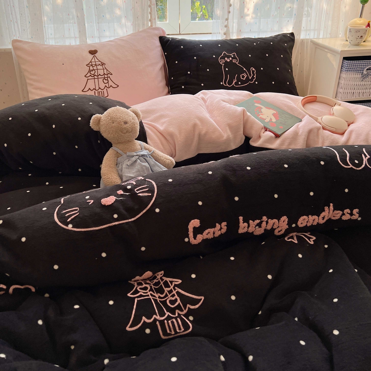 91家纺网 家纺一手货源 找家纺 顾里家纺 2025秋冬新款童趣毛巾绣印花牛奶绒四件套 圣诞树喵