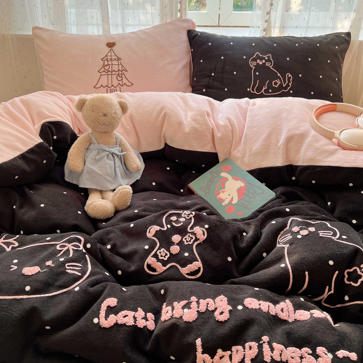 91家纺网 家纺一手货源 找家纺 顾里家纺 2025秋冬新款童趣毛巾绣印花牛奶绒四件套 圣诞树喵