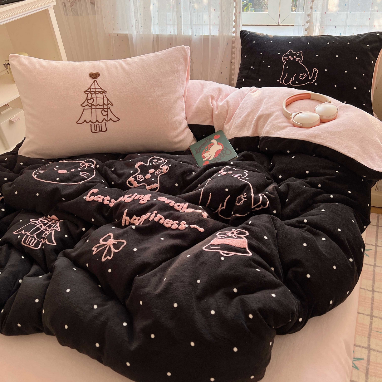 91家纺网 家纺一手货源 找家纺 顾里家纺 2025秋冬新款童趣毛巾绣印花牛奶绒四件套 圣诞树喵