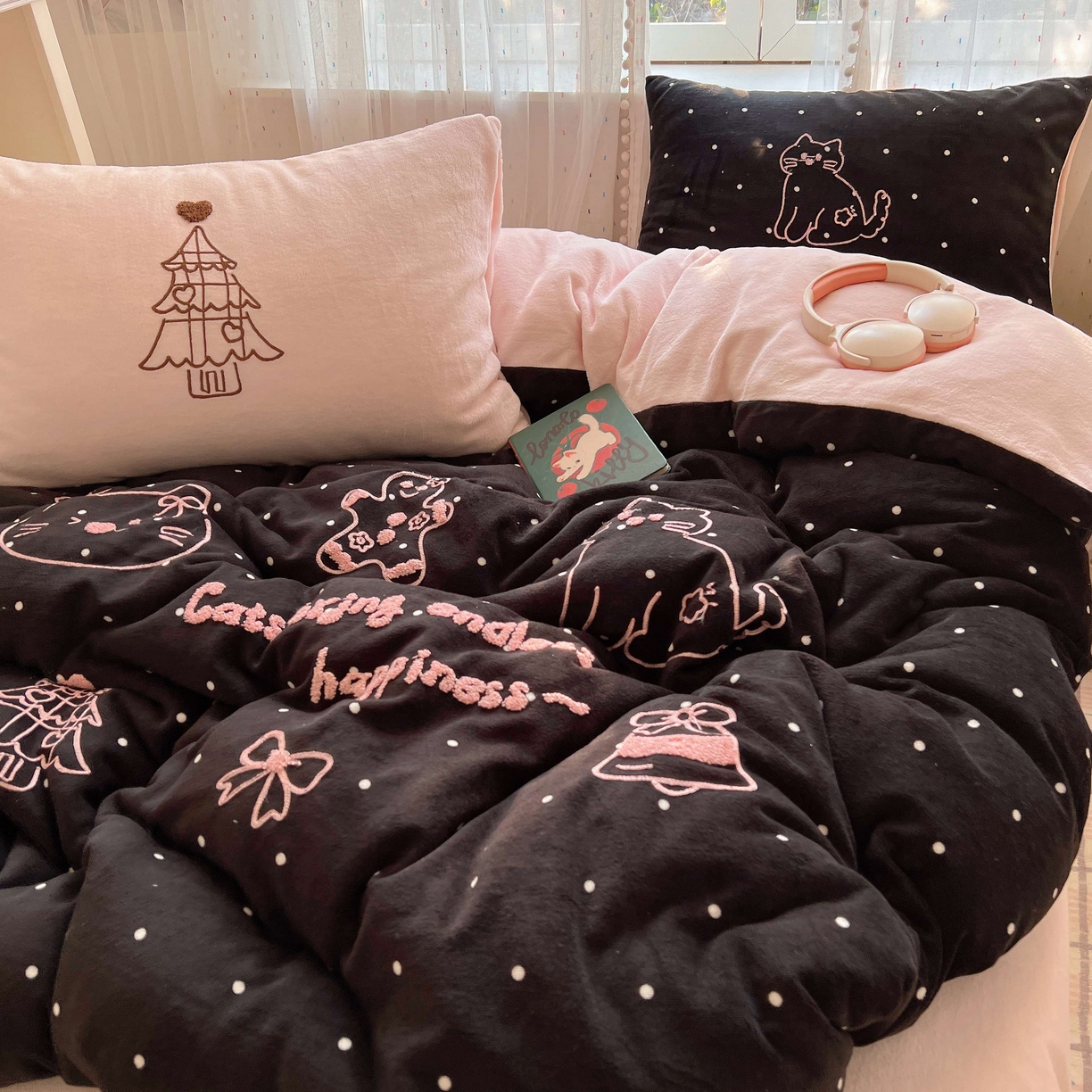 91家纺网 家纺一手货源 找家纺 顾里家纺 2025秋冬新款童趣毛巾绣印花牛奶绒四件套 圣诞树喵