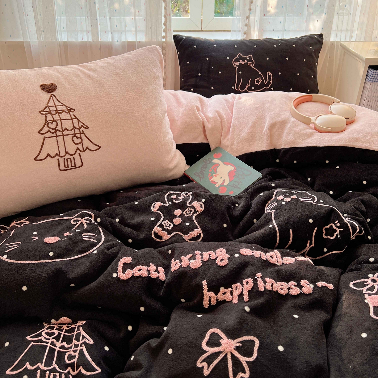 91家纺网 家纺一手货源 找家纺 顾里家纺 2025秋冬新款童趣毛巾绣印花牛奶绒四件套 圣诞树喵