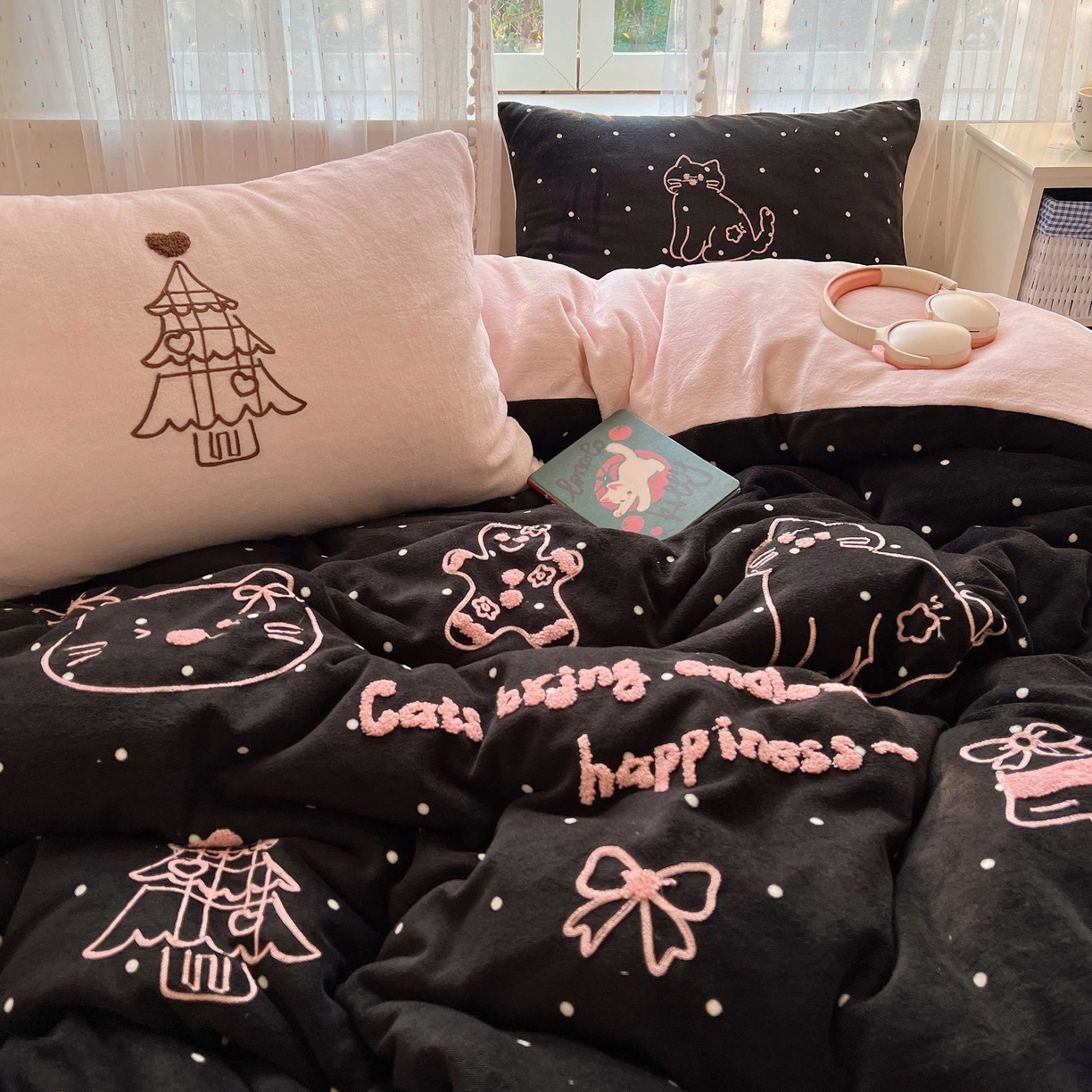 91家纺网 家纺一手货源 找家纺 顾里家纺 2025秋冬新款童趣毛巾绣印花牛奶绒四件套 圣诞树喵