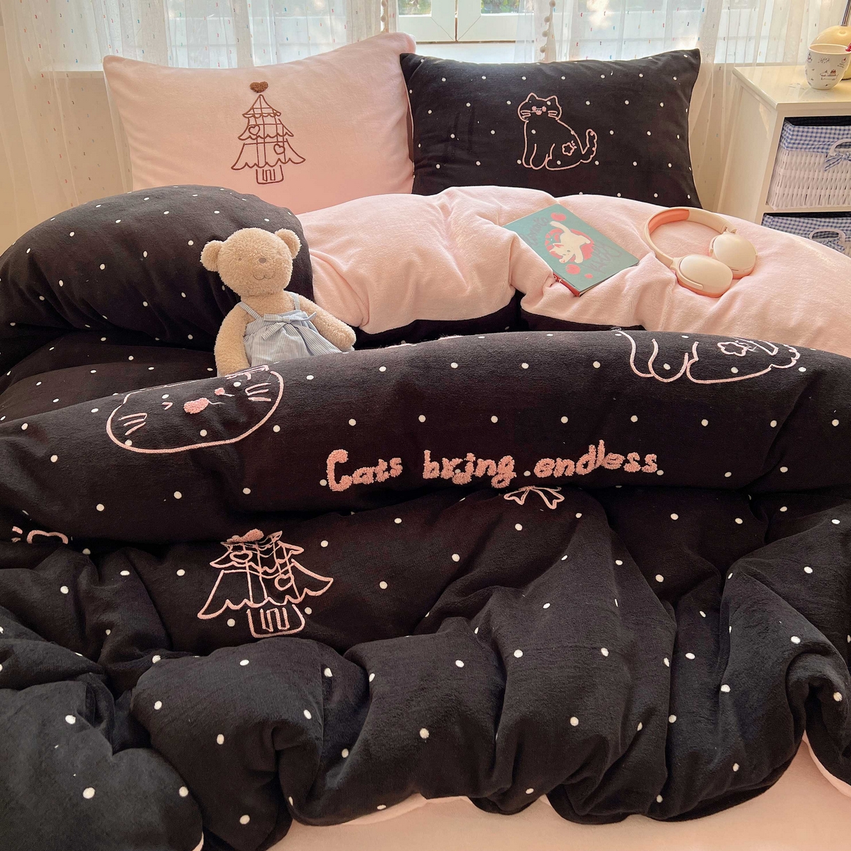 91家纺网 家纺一手货源 找家纺 顾里家纺 2025秋冬新款童趣毛巾绣印花牛奶绒四件套 圣诞树喵