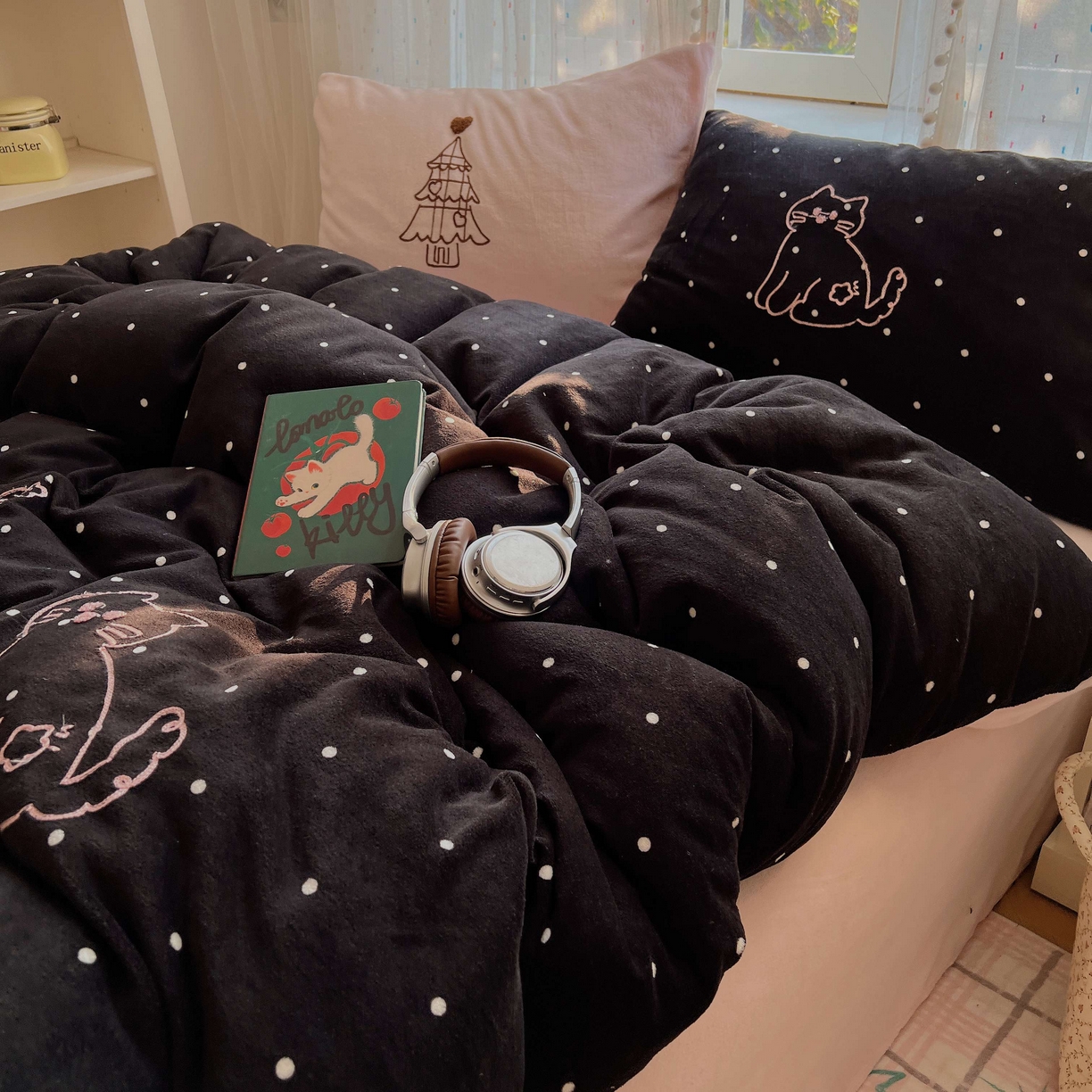 91家纺网 家纺一手货源 找家纺 顾里家纺 2025秋冬新款童趣毛巾绣印花牛奶绒四件套 圣诞树喵