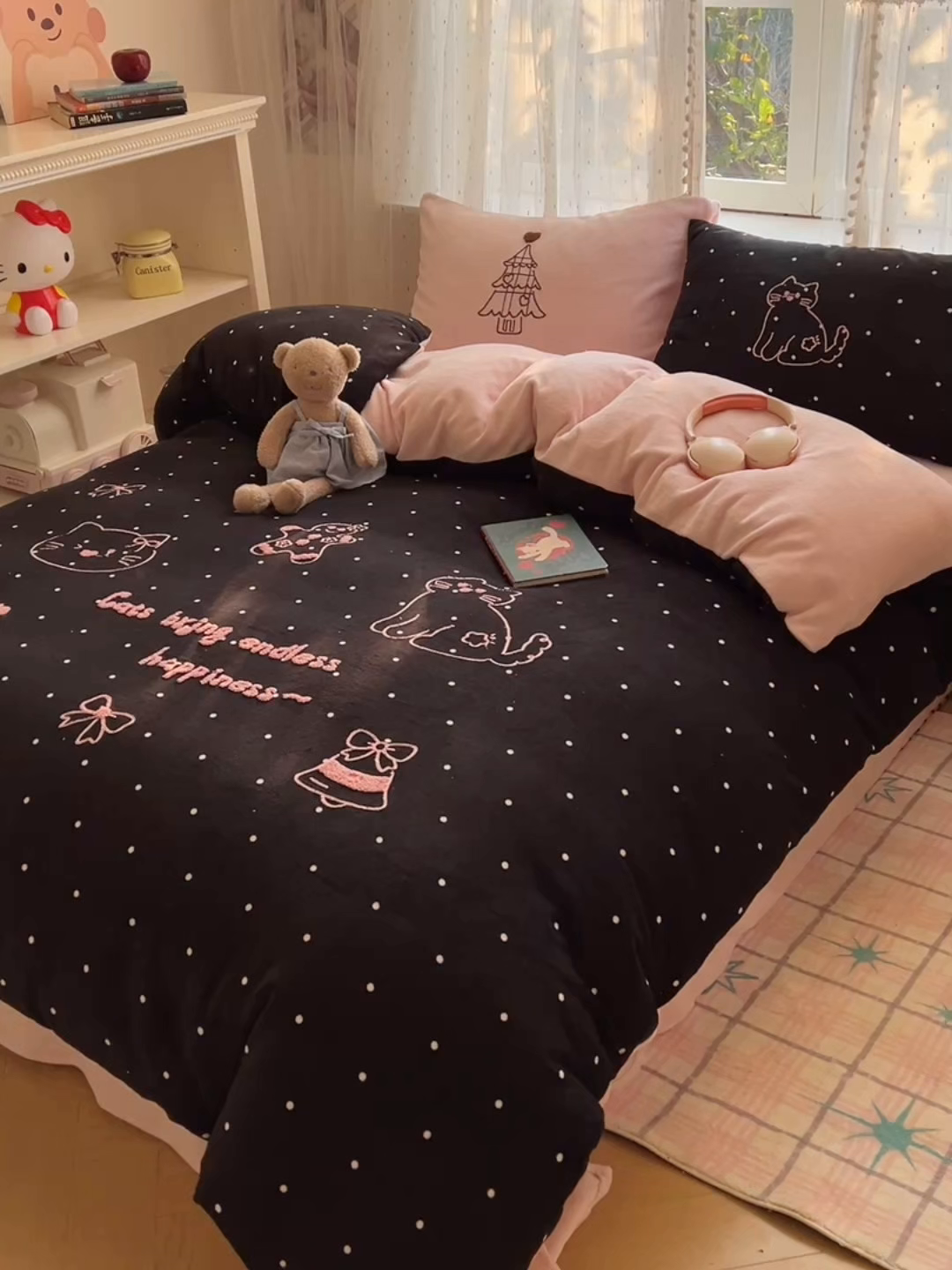 91家纺网 家纺一手货源 找家纺 顾里家纺 2025秋冬新款童趣毛巾绣印花牛奶绒四件套 圣诞树喵